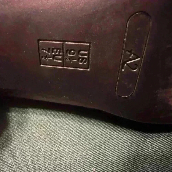 Preowned Aerosoles with a big buckle on top. Womens size 9.5. - Picture 9 of 15